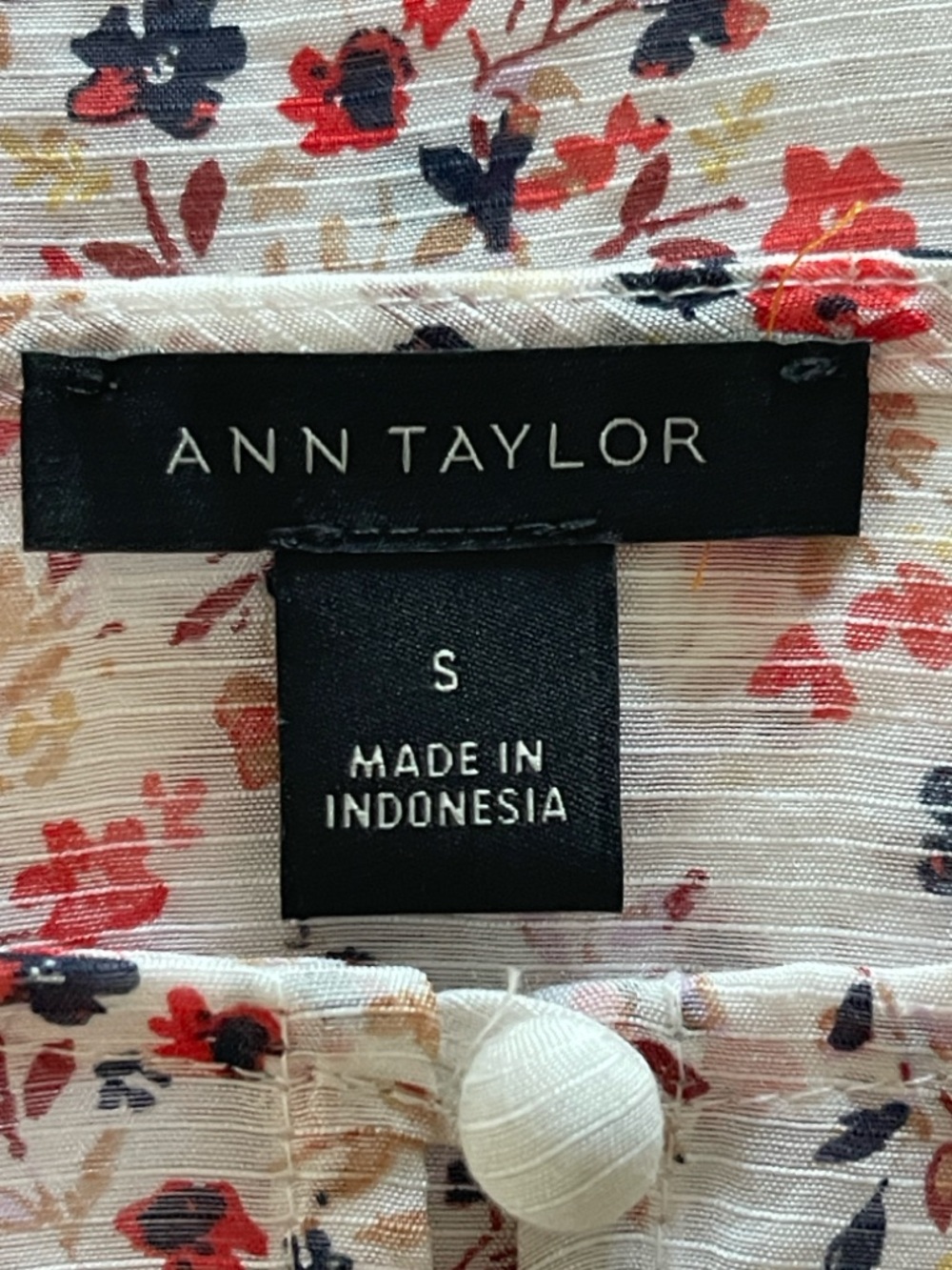Ann Taylor Ivory with Pink Floral Print 1/2 Button Long Sleeve Blouse Size Small - Picture 4 of 5